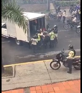 Cámara de gas chavista: Los estudiantes bombardeados y encerrados dentro de un camión (fotos + lista)