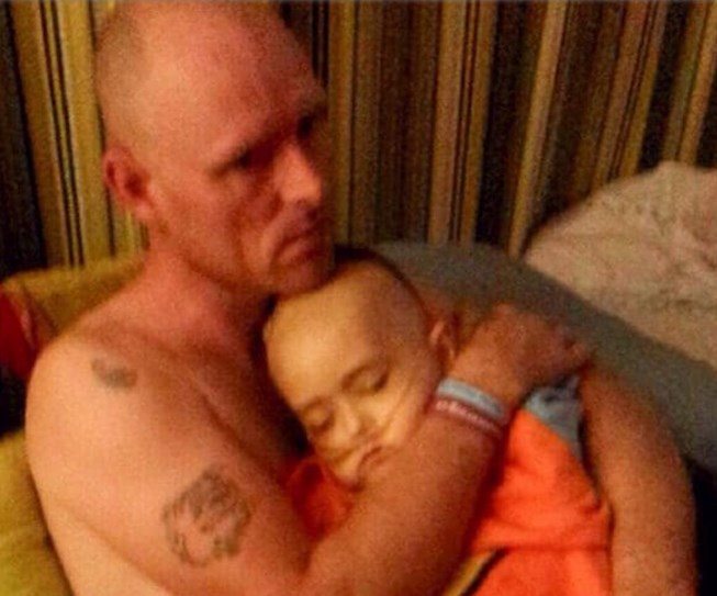 Gritó “¡una foto ahora!” abrazado a su padre y murió: La imagen del niño que conmovió al Reino Unido