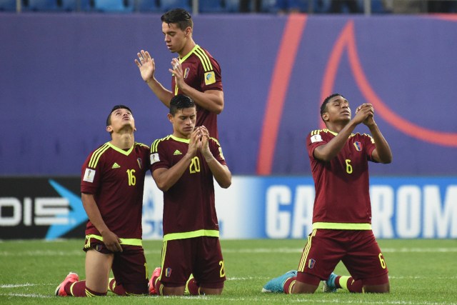 El centrocampista venezolano Ronaldo Lucena, el defensa Ronald Hernández y el centrocampista Christian Makoun reaccionan durante la tanda de penaltis en el partido de fútbol de semifinal de la Copa Mundial Sub-20 entre Uruguay y Venezuela en Daejeon el 8 de junio de 2017. Foto:  Yelim LEE / AFP