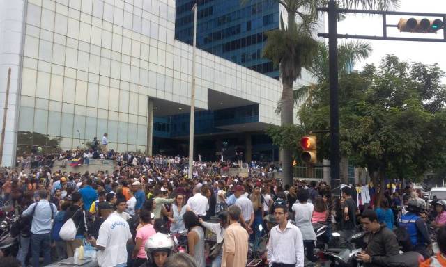 Oposición se concentró en Parque Cristal para homenajear a los caídos. Foto: Régulo Gómez / LaPatilla.com