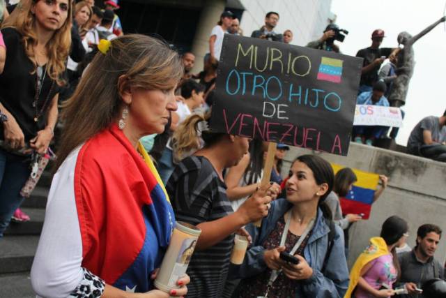 Opositores realizan homenaje a los caídos durante las manifestaciones. Foto: Régulo Gómez / LaPatilla.com 