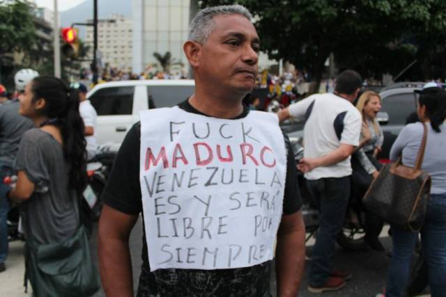 Opositores realizan homenaje a los caídos durante las manifestaciones. Foto: Régulo Gómez / LaPatilla.com 