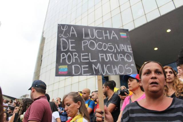 Opositores realizan homenaje a los caídos durante las manifestaciones. Foto: Régulo Gómez / LaPatilla.com 