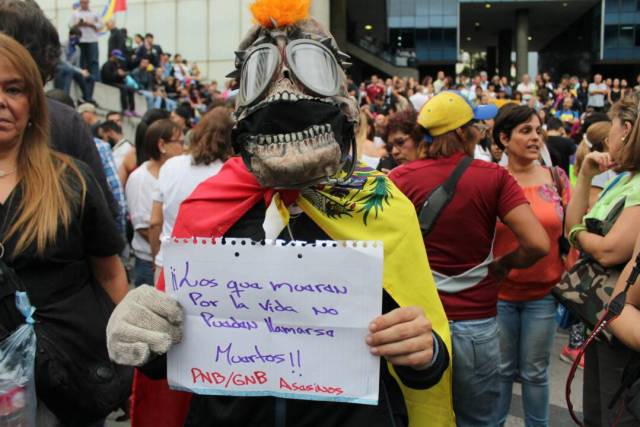 Opositores realizan homenaje a los caídos durante las manifestaciones. Foto: Régulo Gómez / LaPatilla.com 