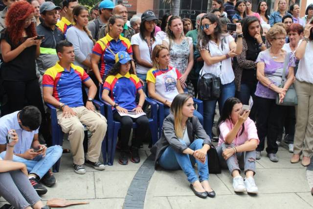 Padres de Neomar Lander asisten al homenaje a su hijo / Fotos: Régulo Gómez La Patilla