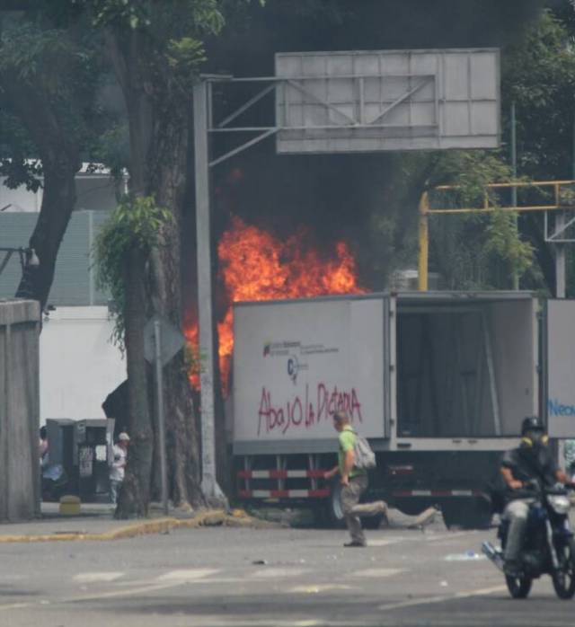 Un camión fue quemado en El Rosal, Caracas. Foto: Régulo Gómez / LaPatilla.com