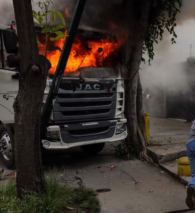Un camión fue quemado en El Rosal. Foto: Miguel Gutiérrez / EFE
