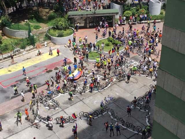 Cilcistas se solidarizaron con vecinos de Los Verdes. Foto: @jogonzalezc