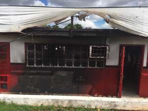 Guayaneses quemaron sede del Psuv en Ciudad Bolívar (Fotos)