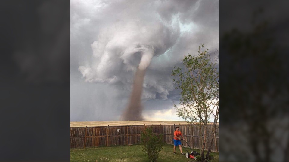 Eso se llama estilo… Hombre poda el jardín mientras un tornado pasa a sus espaldas (Fotos)