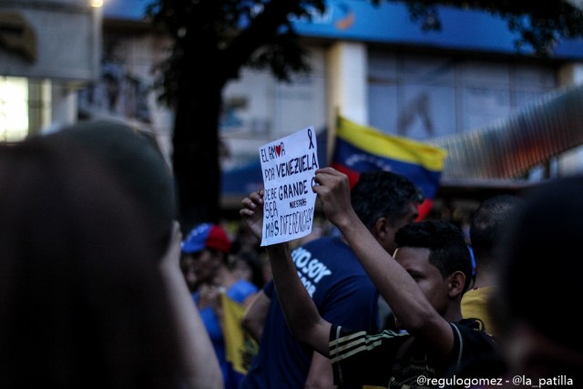 Oposición se concentró en Parque Cristal para homenajear a los caídos. Foto: Régulo Gómez / LaPatilla.com