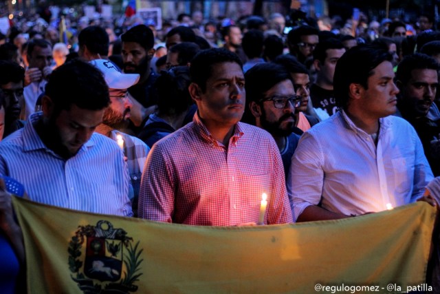 Oposición se concentró en Parque Cristal para homenajear a los caídos. Foto: Régulo Gómez / LaPatilla.com