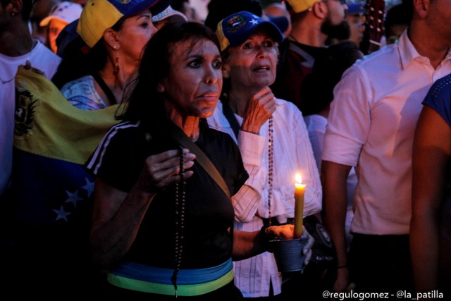 Oposición se concentró en Parque Cristal para homenajear a los caídos. Foto: Régulo Gómez / LaPatilla.com