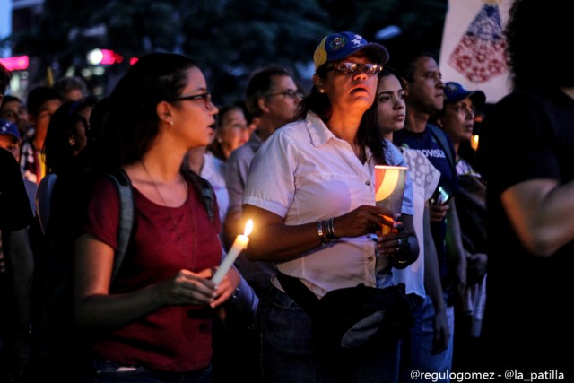 Oposición se concentró en Parque Cristal para homenajear a los caídos. Foto: Régulo Gómez / LaPatilla.com