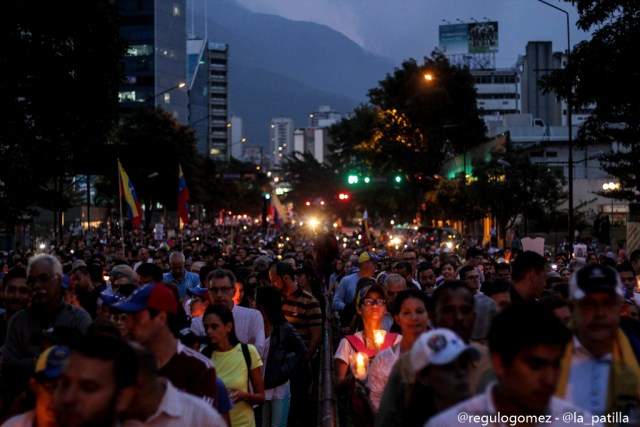 Oposición se concentró en Parque Cristal para homenajear a los caídos. Foto: Régulo Gómez / LaPatilla.com