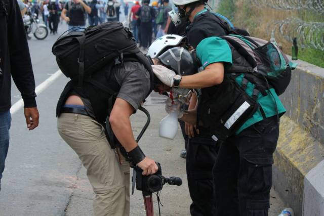 Así fue la brutal arremetida de los cuerpos de seguridad contra los manifestantes en la Fajardo. Fotos: LaPatilla.com