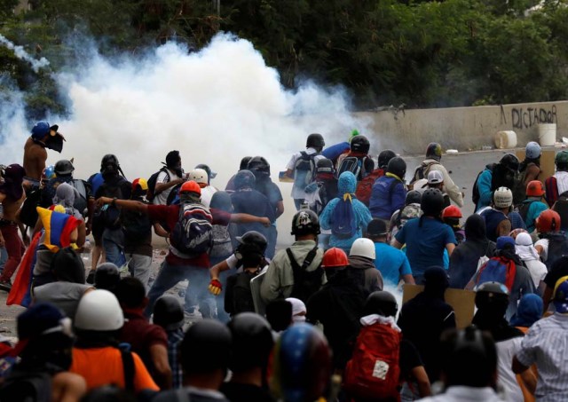 Cuerpos de seguridad redoblan la represión en las marchas. La resistencia sigue. REUTERS/Carlos Garcia Rawlins