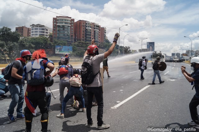 La represión "atroz" arremetió este #19Jun hasta con balas: La resistencia continúa. Fotos: Gabriela Gómez / LaPatilla.com