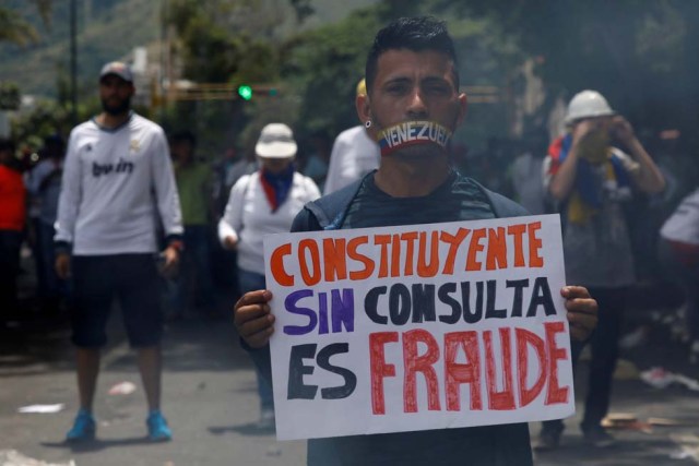 Cuerpos de seguridad redoblan la represión en las marchas. La resistencia sigue. REUTERS/Carlos Garcia Rawlins