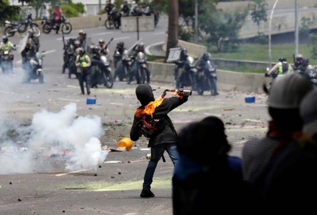 Cuerpos de seguridad redoblan la represión en las marchas. La resistencia sigue. REUTERS/Carlos Garcia Rawlins