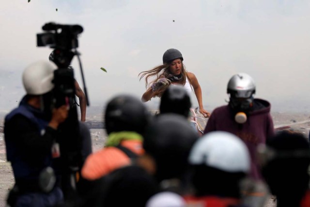 Cuerpos de seguridad redoblan la represión en las marchas. La resistencia sigue. REUTERS/Carlos Garcia Rawlins