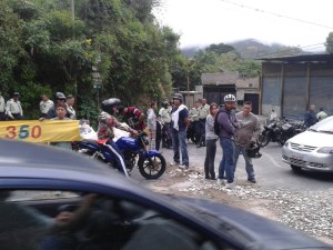 Vecinos trancaron principal vía de acceso a Baruta #26Jun (Fotos)