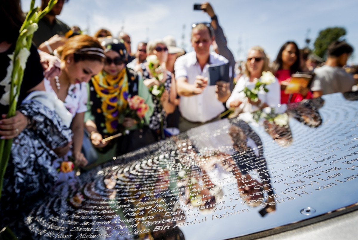 Un monumento en memoria a las víctimas del vuelo MH17 (Fotos)