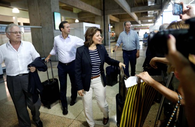 The former presidents of Costa Rica Laura Chinchilla (front R) and Miguel Angel Rodriguez (L), Bolivia's former president Jorge Quiroga (2nd L) and Mexico's former president Vicente Fox arrive at Caracas airport ahead of an unofficial referendum called by the opposition in Venezuela July 15, 2017. REUTERS/Andres Martinez Casares