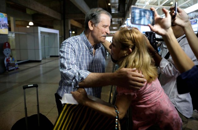 A woman greets former president of Mexico Vicente Fox as he arrives at Caracas airport ahead of an unofficial referendum called by the opposition against Venezuelan President Nicolas Maduro's government in Venezuela July 15, 2017. REUTERS/Andres Martinez Casares