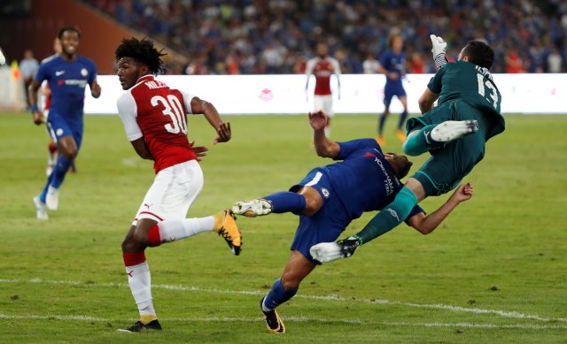 El delantero del Chelsea, Pedro, recibió un fuerte golpe en la cabeza. REUTERS/DAMIR SAGOLJ