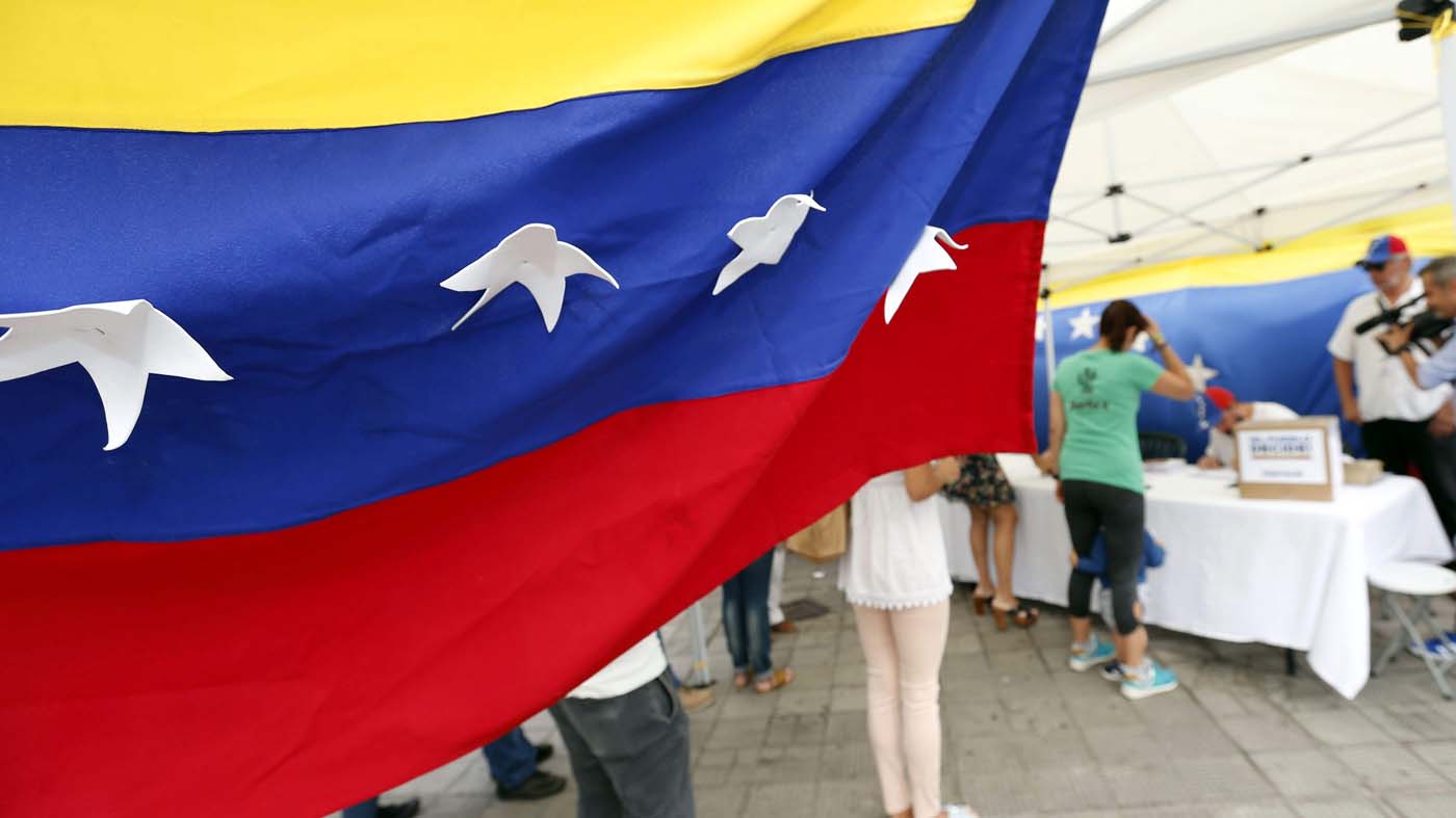 Venezolanos protestan en Barcelona, España, porque ayuntamiento impide montar centro de votación #16Jul