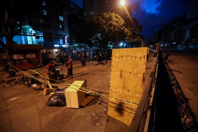 CAR153. CARACAS (VENEZUELA), 20/07/2017.- Manifestantes mantienen paro y trancazo en horas de la noche hoy, jueves 20 de julio de 2017, en Caracas (Venezuela). Sectores enteros de Caracas permanecen hoy cerrados al tráfico en seguimiento del paro general de 24 horas convocado por la oposición contra el presidente, Nicolás Maduro, en una nueva acción de protesta antigubernamental que atrancó las comunicaciones y provocó el cierre de buena parte de los negocios. EFE/Miguel Gutiérrez
