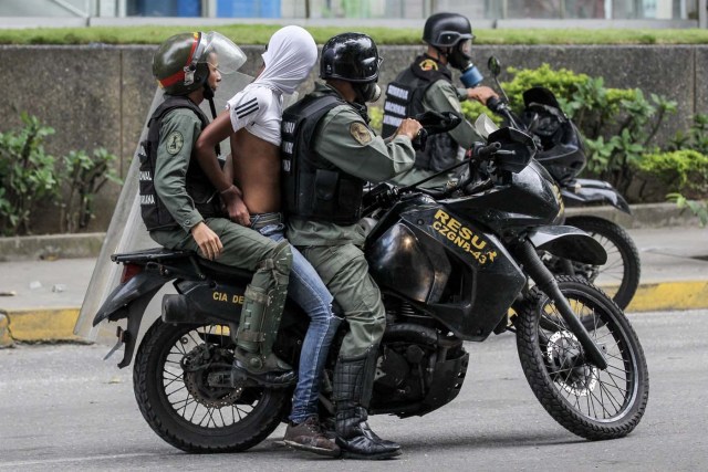 CAR301. CARACAS (VENEZUELA), 20/07/2017. La Guardia Nacional Bolivariana (GNB) se lleva a un manifestante opositor durante una protesta hoy, sábado 22 de julio de 2017, en Caracas (Venezuela). Varias personas resultaron heridas hoy en Venezuela cuando la Guardia Nacional Bolivariana (GNB, Policía militarizada) interceptó marchas ciudadanas de apoyo a los nuevos magistrados del Tribunal Supremo de Justicia (TSJ) designados este viernes por el Parlamento, de mayoría opositora. EFE/Miguel Gutiérrez