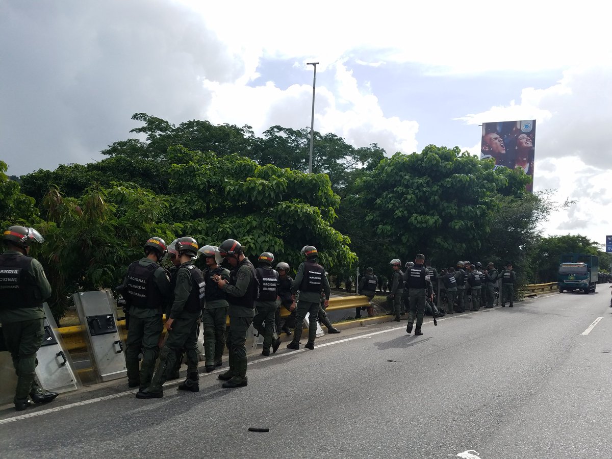 GNB detona perdigones contra manifestantes desde la Autopista a la altura de Macaracuay: Más de 100 efectivos en el sitio