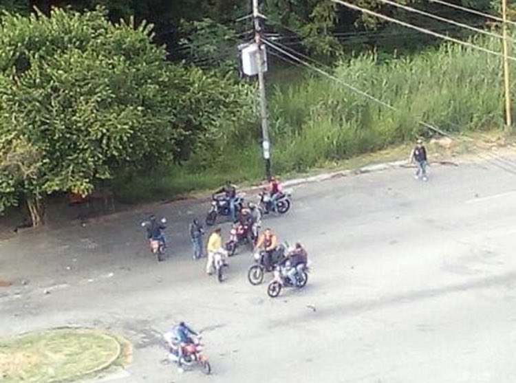 Paramilitares repartieron balas a vecinos de Mérida y secuestraron a un joven este #26Jul