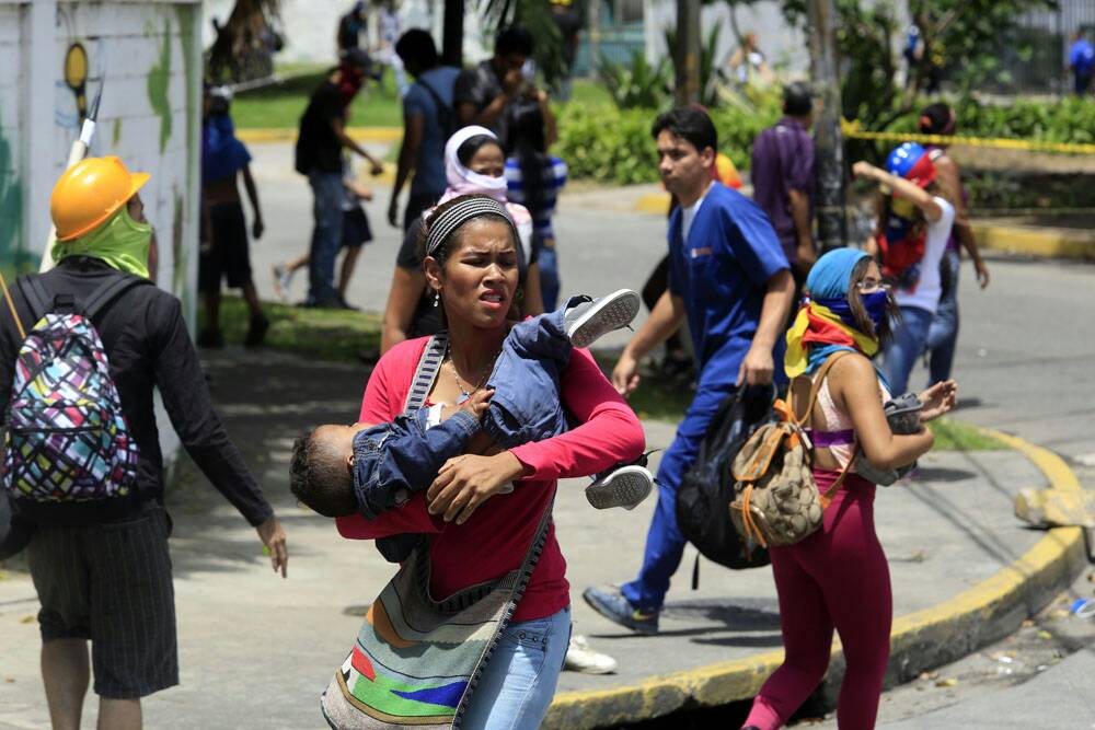 Niños afectados, guardias con “chinas” y la resistencia con cohetones: La situación en Naguanagua (FOTOS)
