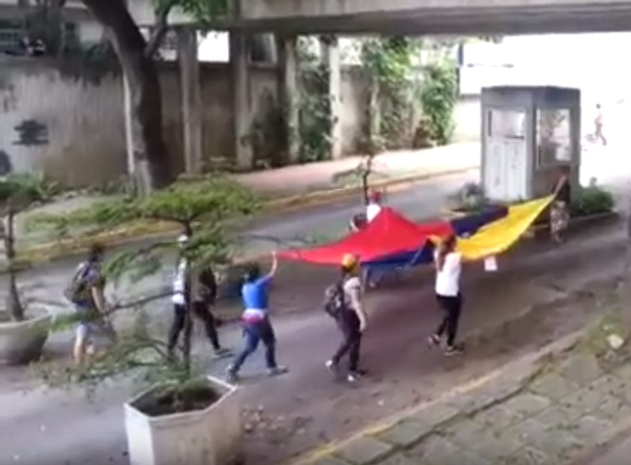 ¡No respetan a nadie! PNB bombardea a mujeres que cantan Himno Nacional en San Bernardino