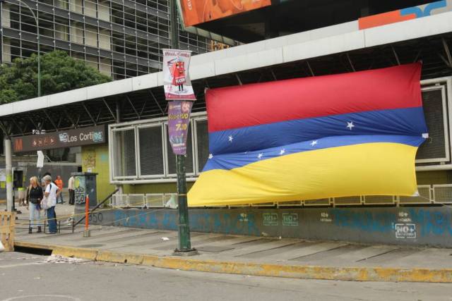 Vecinos colocaron una bandera en la salida del metro Los Cortijos / Foto: Will Jiménez - La Patilla