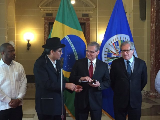 El embajador de Bolivia, Diego Pary Rodríguez; el embajador de Brasil, José Luiz Machado e Costa y el secretario general de la OEA, Luis Almagro (foto OEA) 