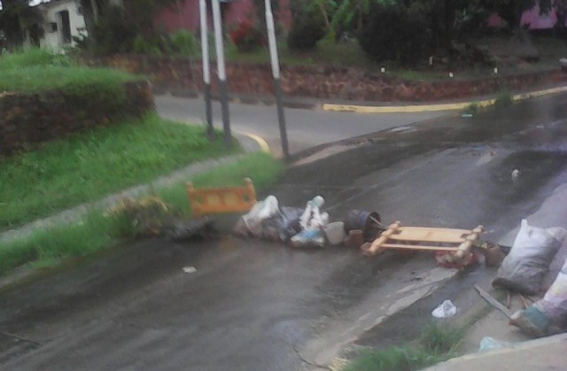 Barricadas en calles de Ciudad Bolívar, estado Bolívar // Foto @AGTE777