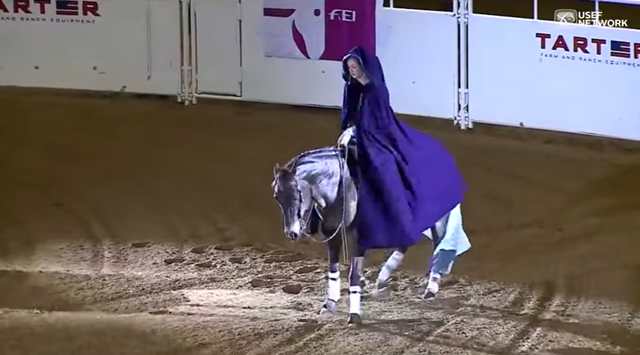 Cuando esta Chica se quitó la Capa en el Escenario, toda la audiencia quedó MUDA