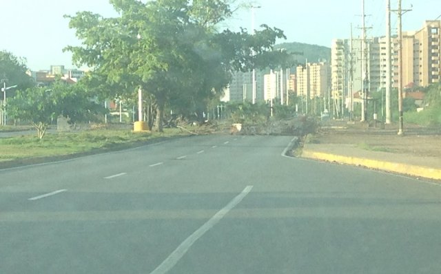 Barricadas en Lechería, estado Anzoátegui / Foto @rvinforma 