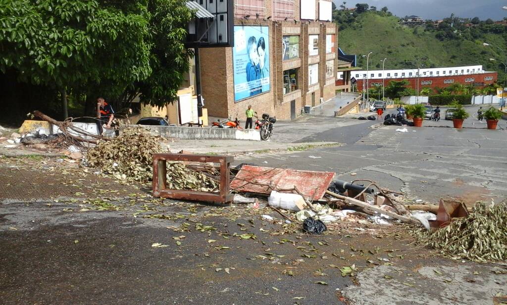 Vecinos de Los Naranjos se unieron al trancazo #19Jul