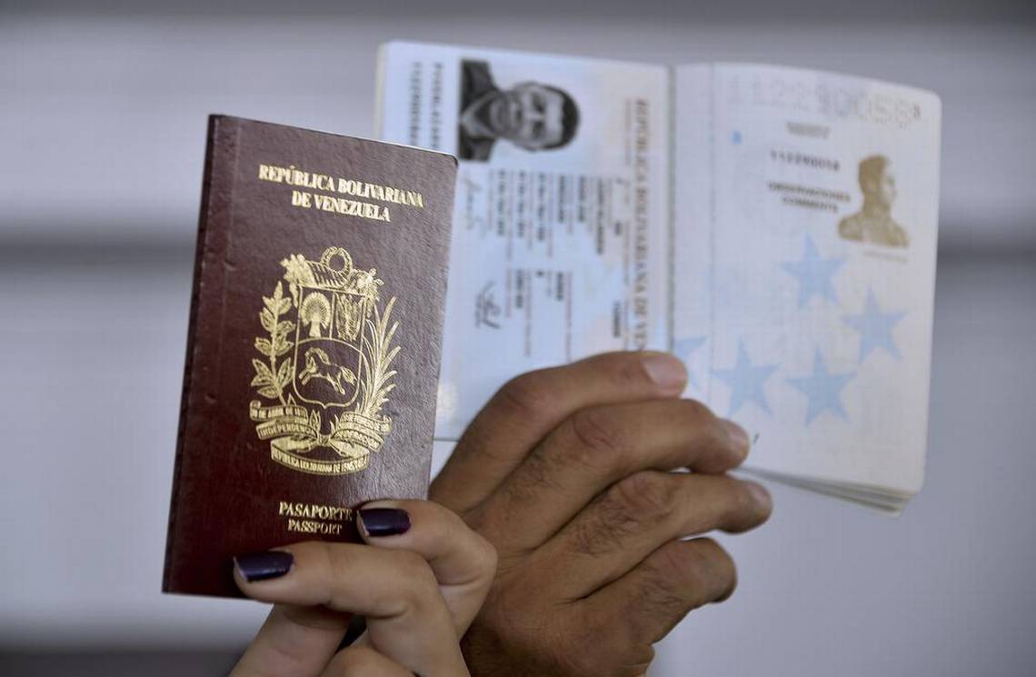País por cárcel: Anulación de pasaportes es “método de intimidación” de Maduro