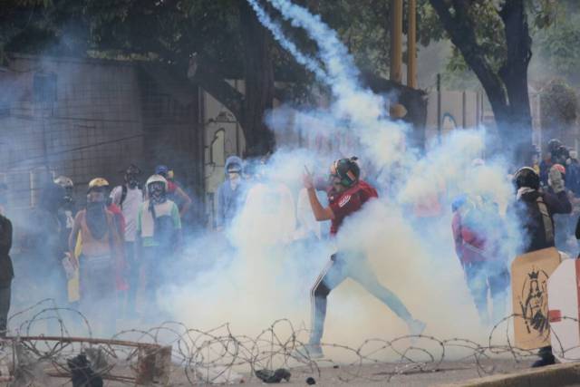 Disparos de lacrimógenas horizontales y demás atrocidades: La represión de la GNB en Bello Campo. Foto: Régulo Gómez / LaPatilla.com