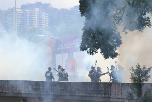 Reprimen a manifestantes que marchaban hacia el TSJ: Varios detenidos. Foto: Régulo Gómez