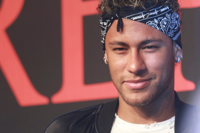 Foto de archivo. Neymar, jugador de fútbol de Barcelona, asiste a un evento de moda en Shanghai. 31 de julio de 2017. REUTERS/Stringer ATTENTION EDITORS - THIS IMAGE WAS PROVIDED BY A THIRD PARTY. CHINA OUT. NO COMMERCIAL OR EDITORIAL SALES IN CHINA. - RTS19XB3