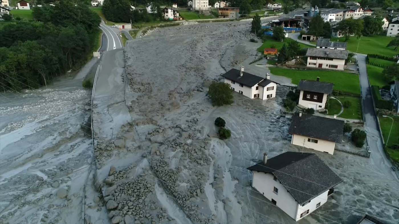 Ocho desaparecidos por un deslizamiento de tierras en los Alpes suizos (fotos)
