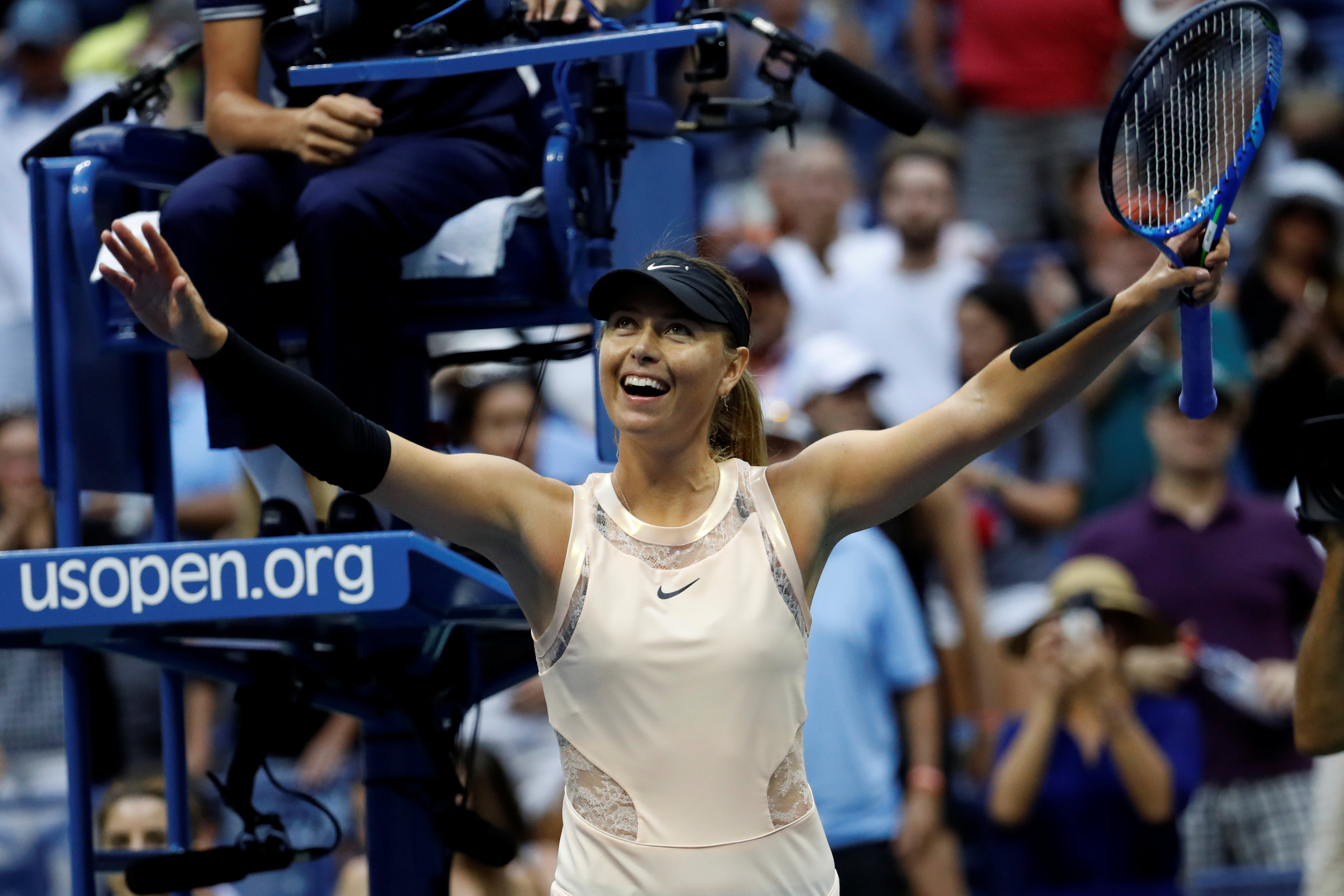 Sharapova mejora tras flojo inicio y clasifica a tercera ronda en el US Open
