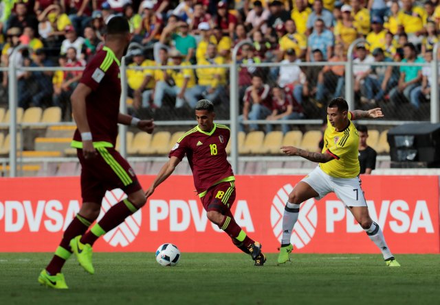 Soccer Football - 2018 World Cup Qualifiers - Venezuela vs Colombia - San Cristobal, Venezuela - August 31, 2017. Venezuela's Victor Garcia (C) in action with Colombia's Edwin Cardona. REUTERS/Marco Bello